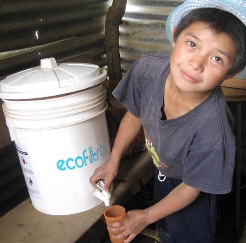 child using ecofiltro in guatemala